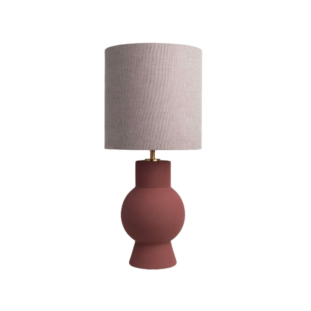 Les émaux céramiques que nous avons utilisés sur cette lampe créer des différences d'une pièce à l'autre - des variations dans couleur, formation et détails. À ce titre, il fait partie du le charme qu'il n'y a pas deux produits identiques.