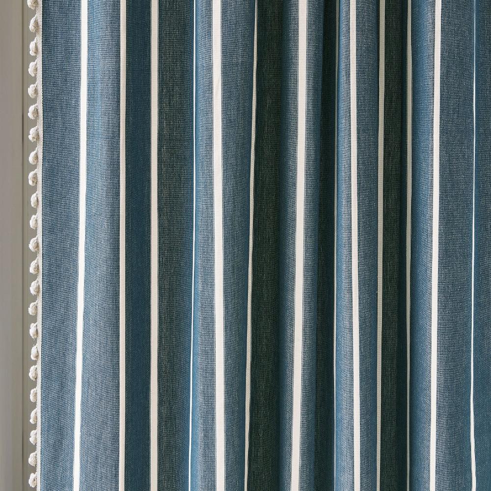 La collection Marne offre une variété de rayures classiques et contemporaines, déclinées en diverses textures et tailles