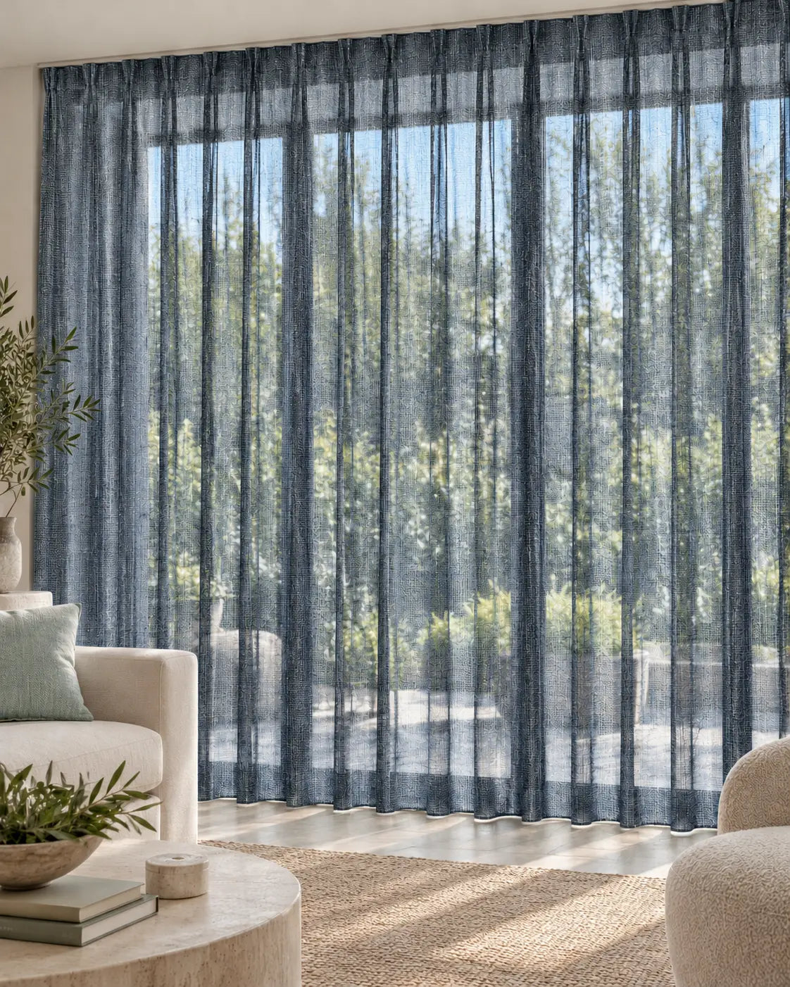 Voilage Arthemis 148 Denim en situation, non-feu M1 de 300 cm de laize