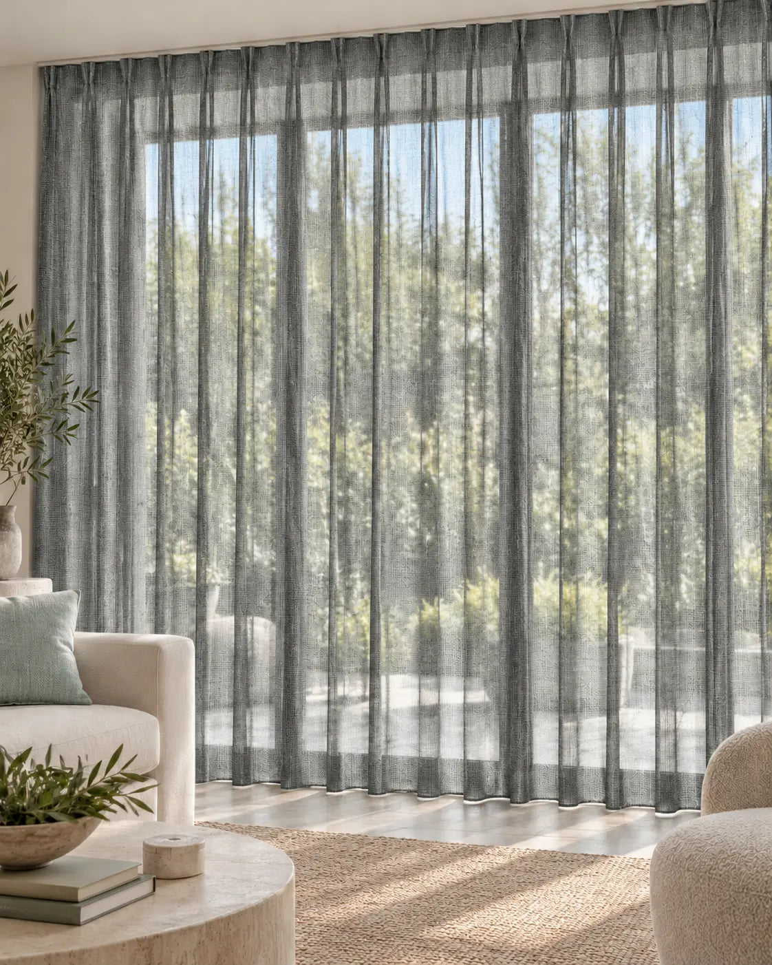 Voilage Arthemis 507 Soft Grey en situation, non-feu M1 de 300 cm de laize