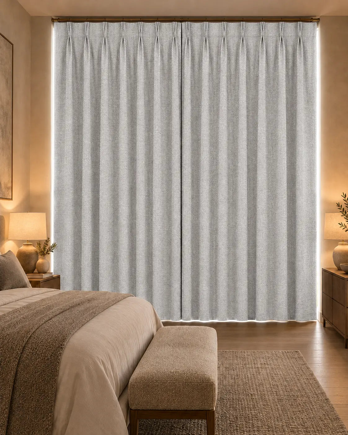 Double rideaux Merino 1 en situation dans une chambre, occultant non-feu, coloris gris clair
